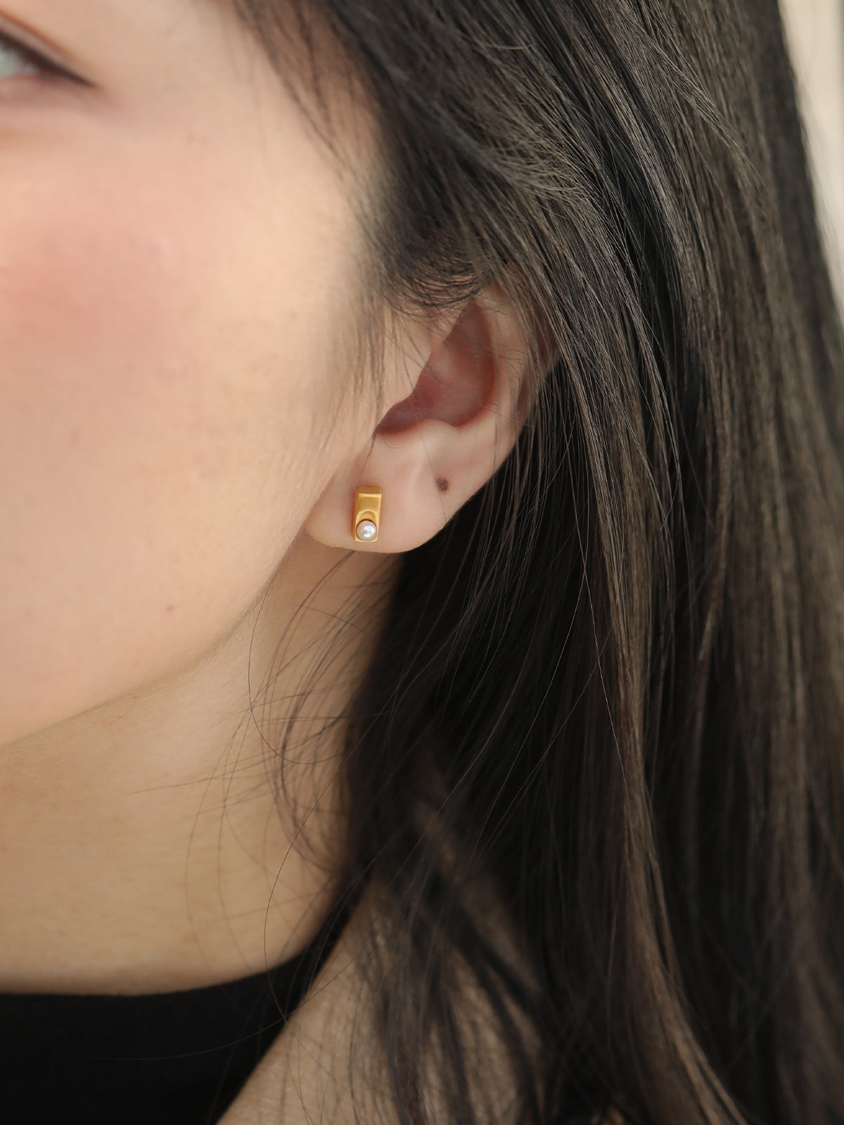 Lustrous Pearl Tag Earring