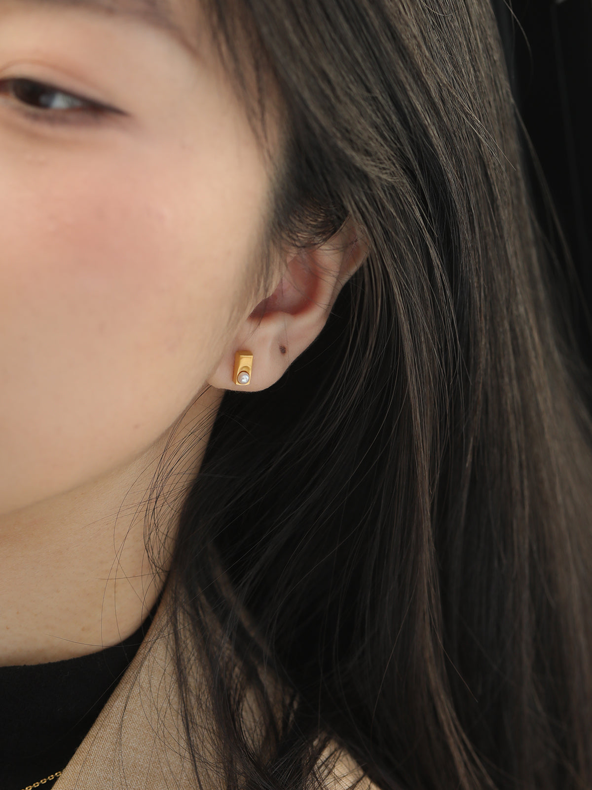 Lustrous Pearl Tag Earring