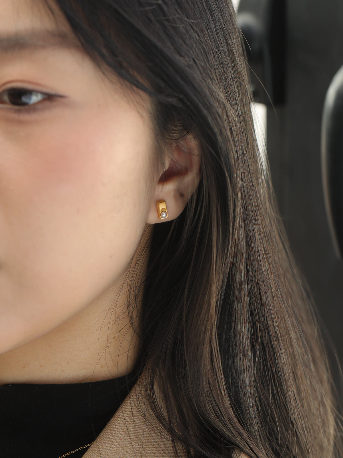 Lustrous Pearl Tag Earring
