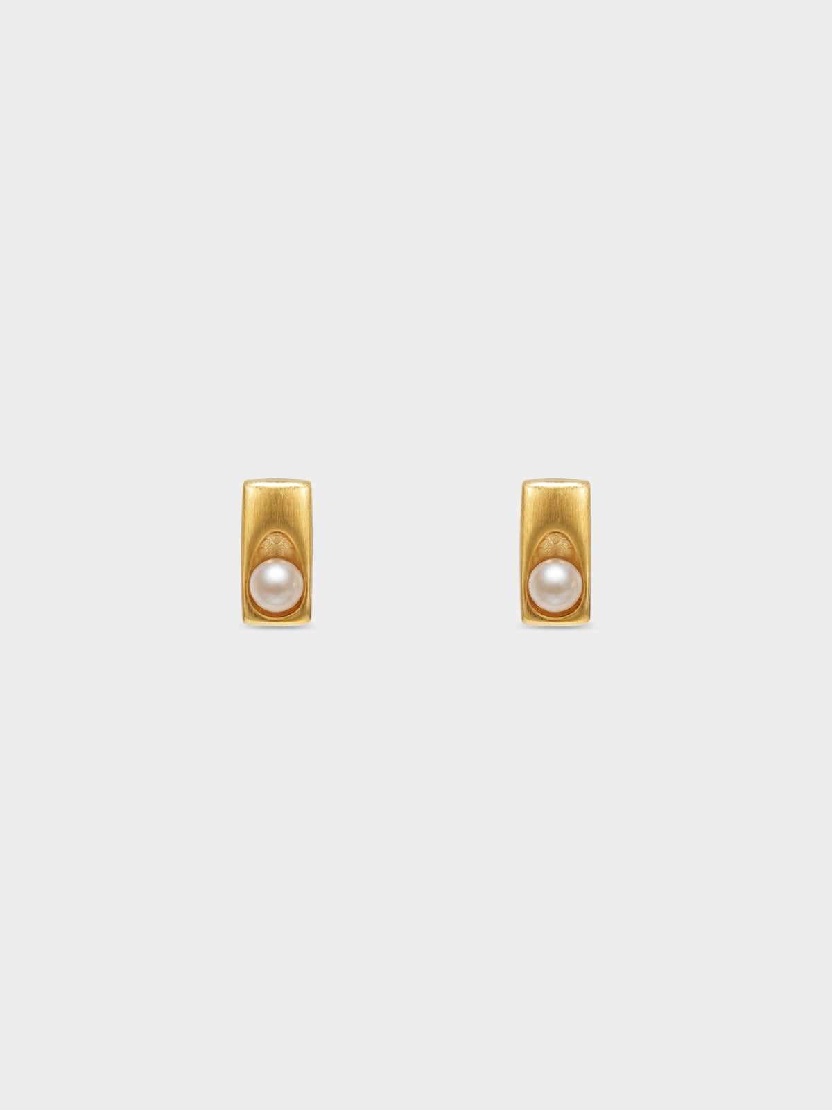 Lustrous Pearl Tag Earring