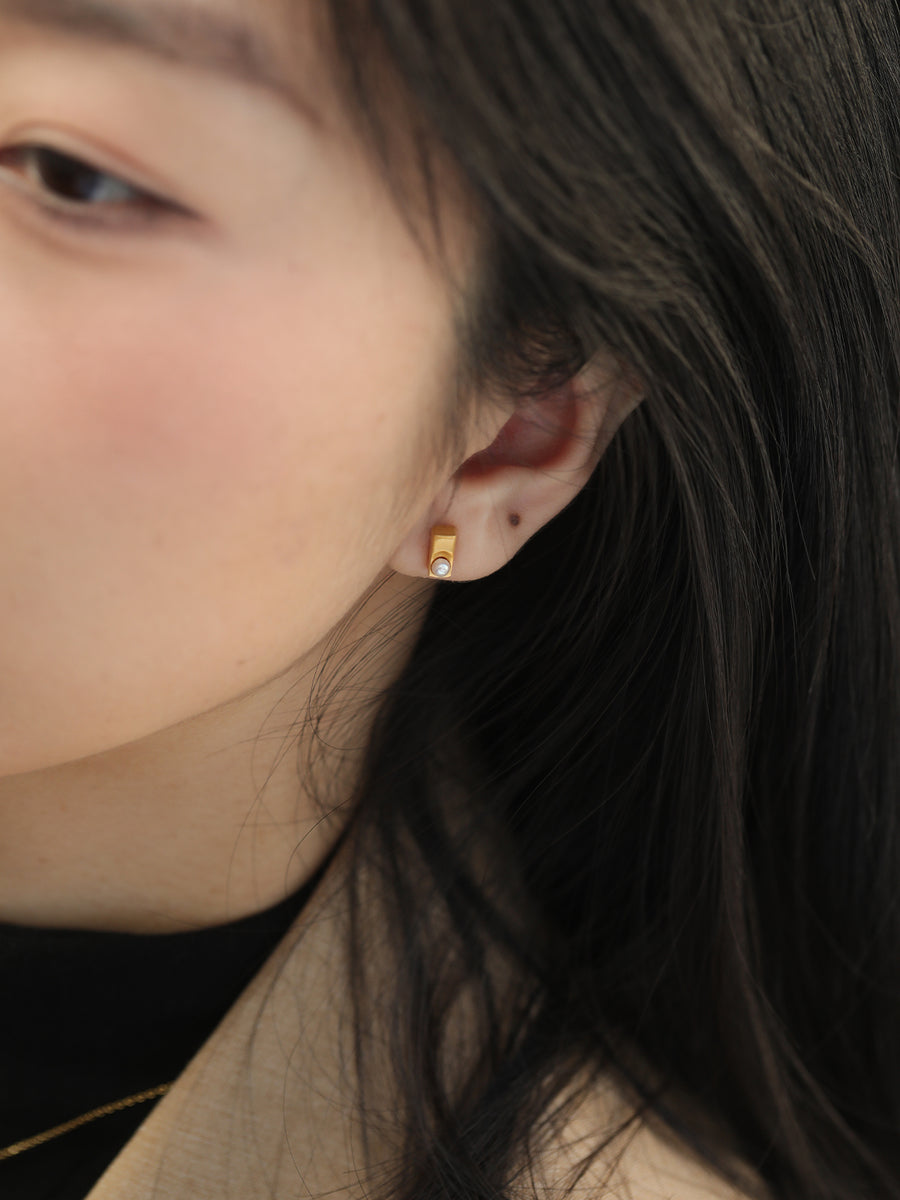 Lustrous Pearl Tag Earring