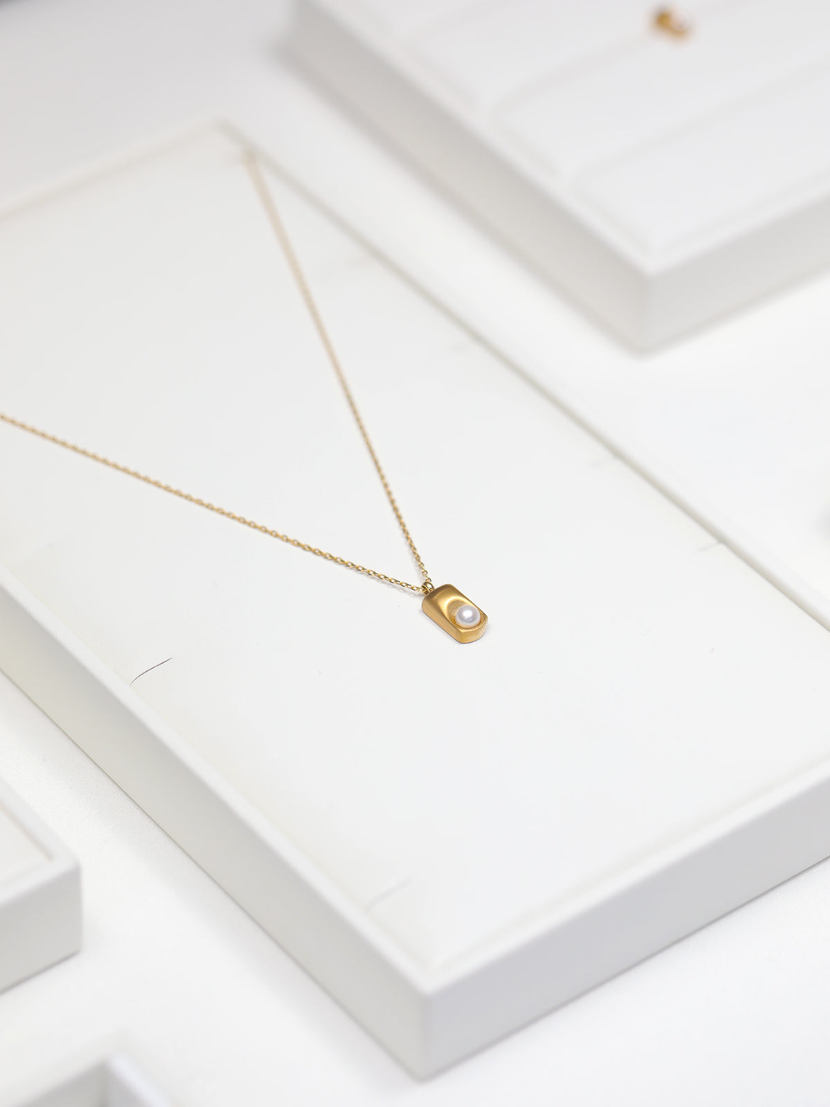 Lustrous Pearl Tag Necklace
