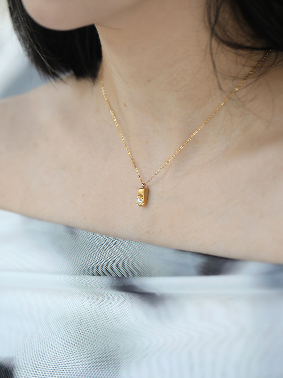 Lustrous Pearl Tag Necklace