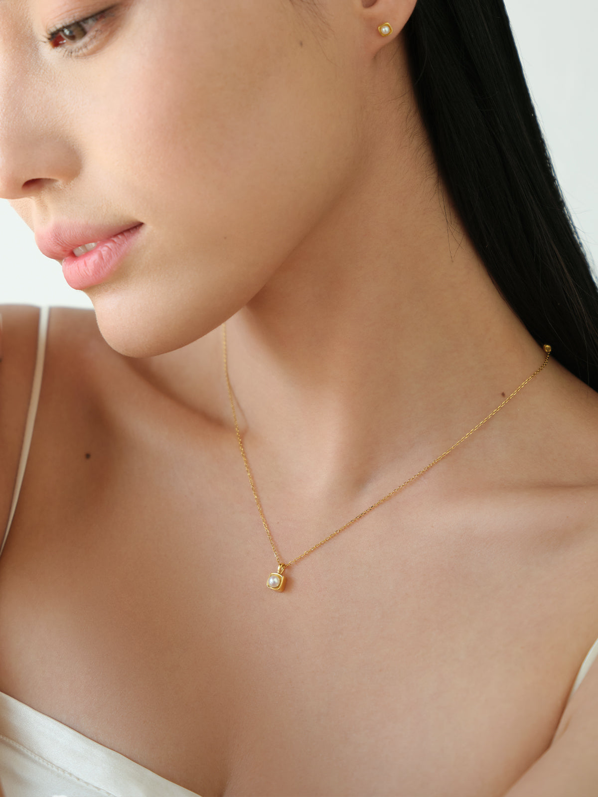 Luminous Pearl Bezel Necklace