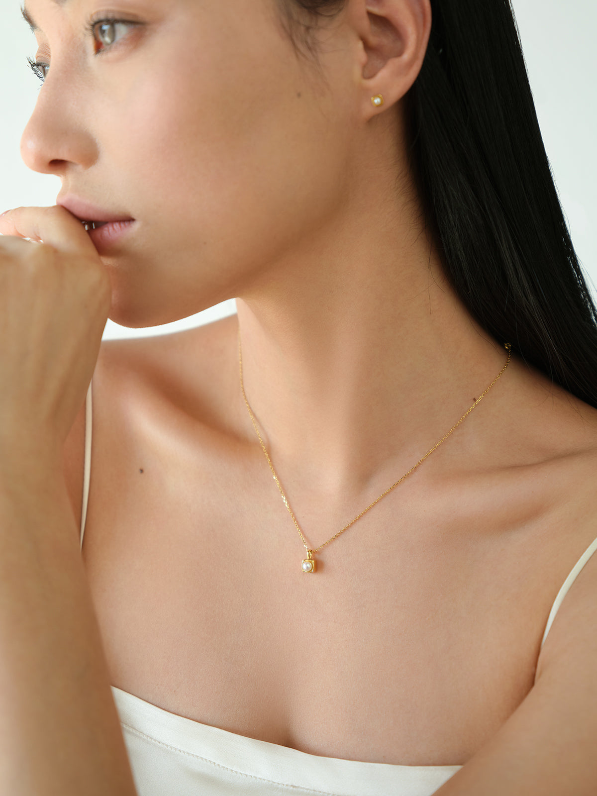 Luminous Pearl Bezel Necklace