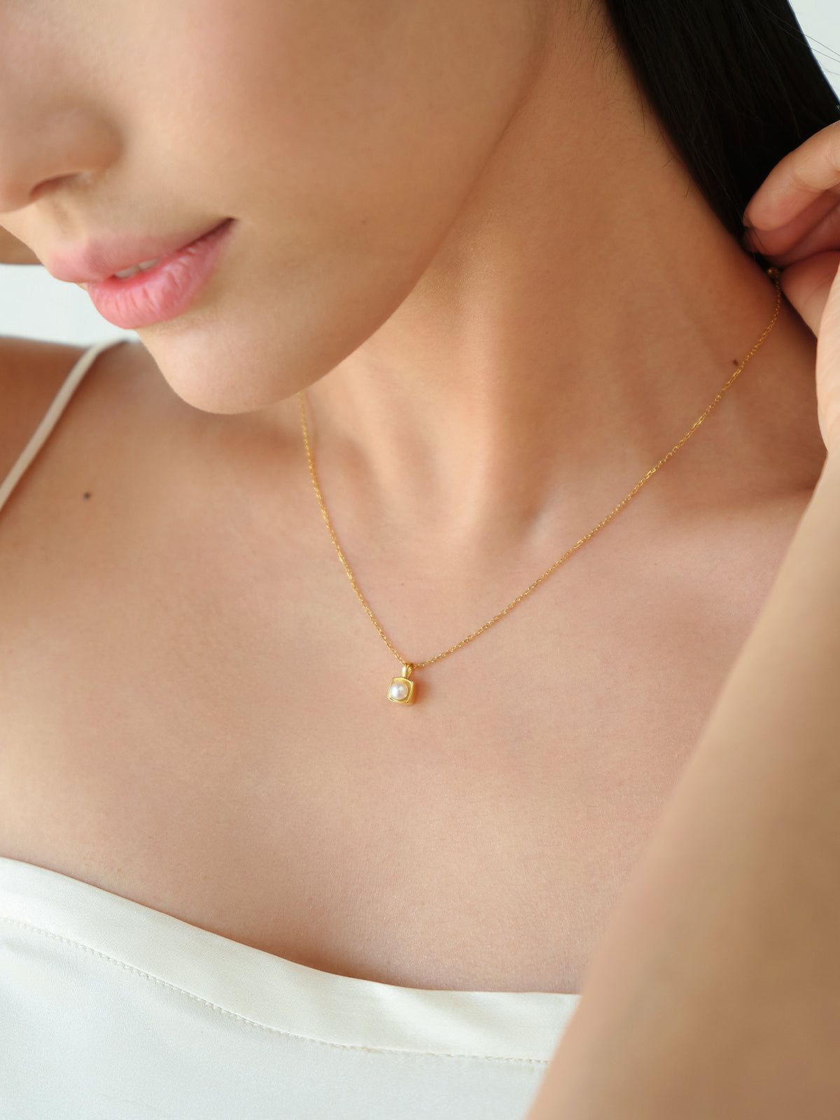 Luminous Pearl Bezel Necklace