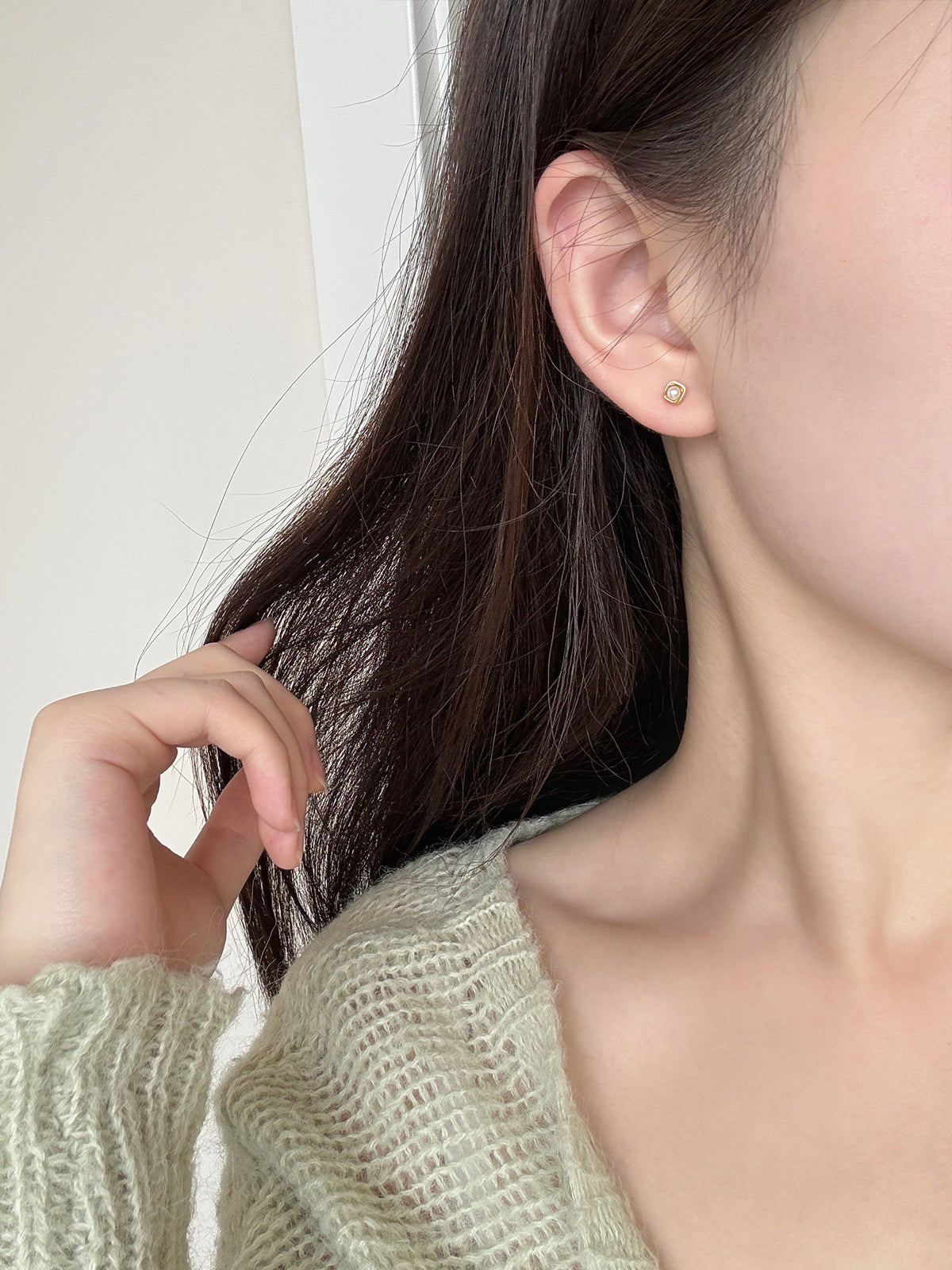 JUDY Girl-Lustrous Freshwater Pearl Studs