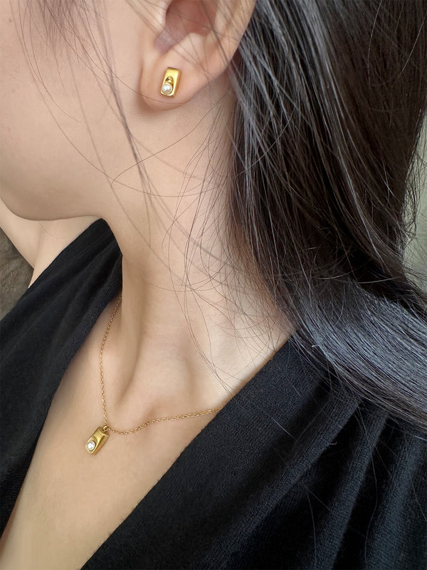 Lustrous Pearl Tag Earrings