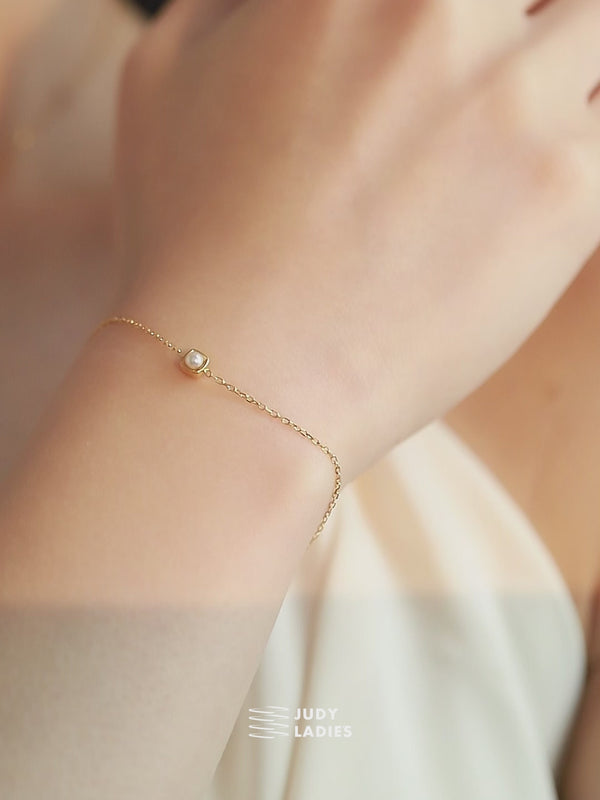 Luminous Pearl Bracelet