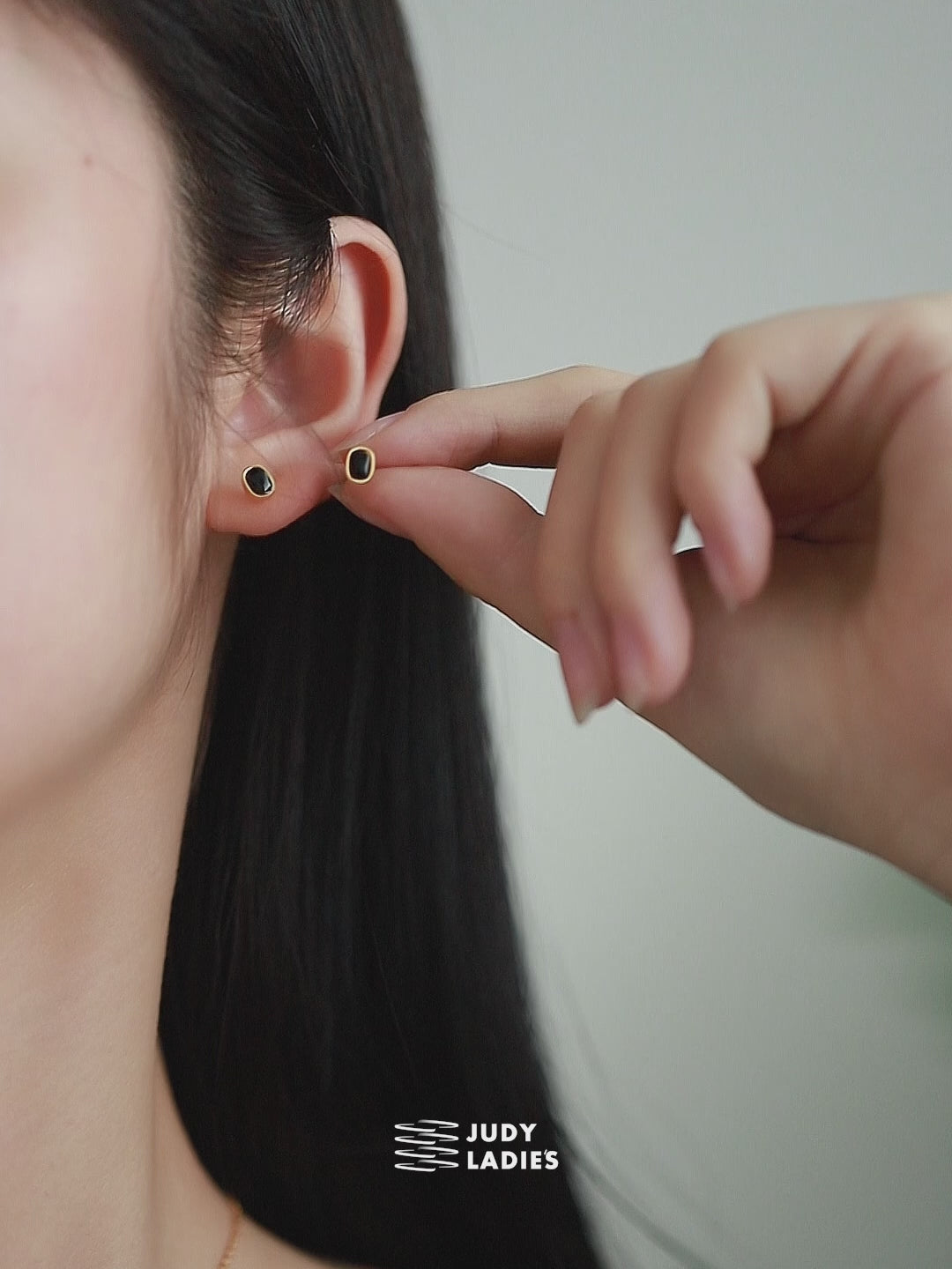 JUDY Official Content-Noir Onyx Stud Earrings