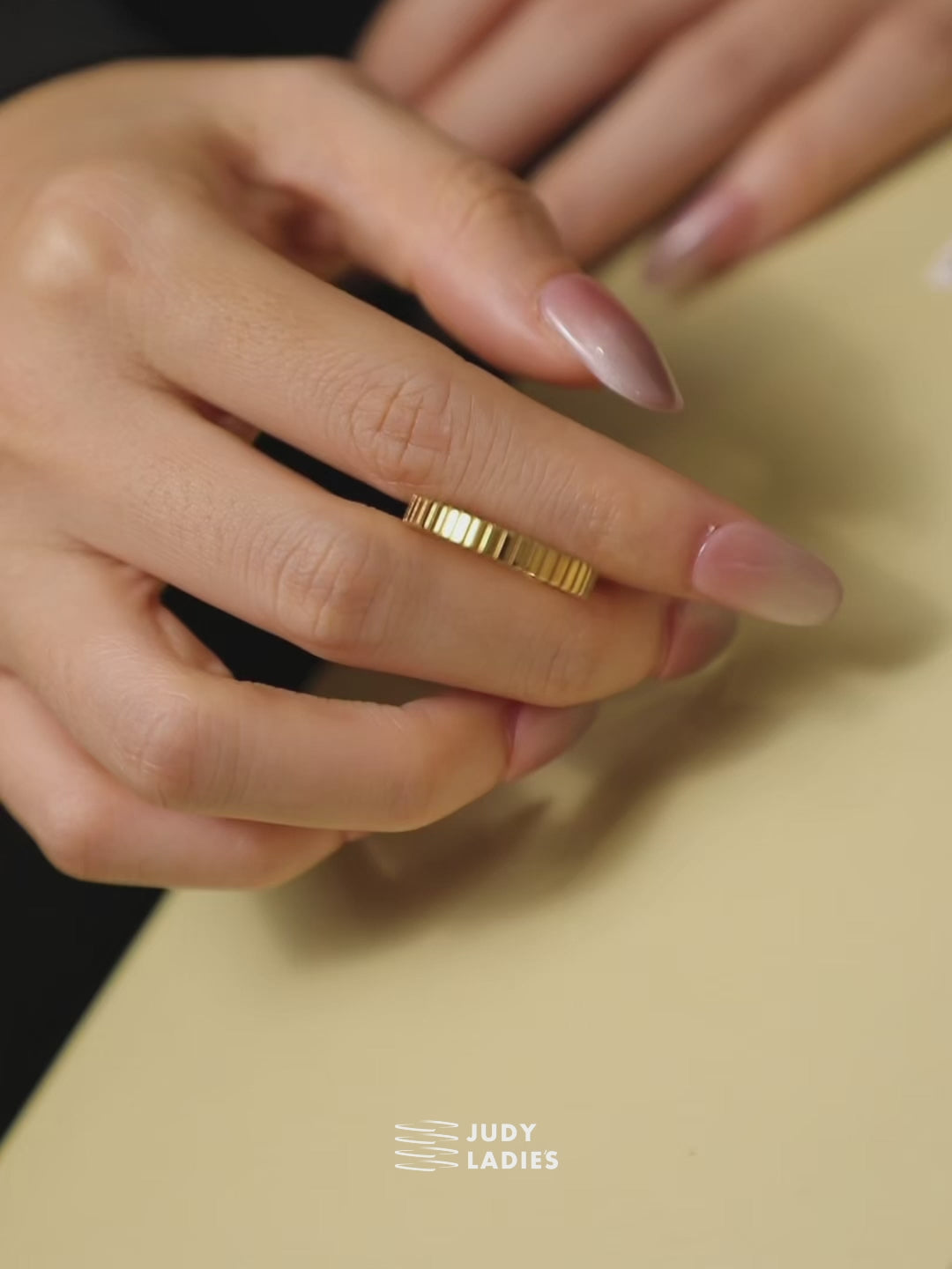 JUDY Official Content-Fluted Dome Band Ring